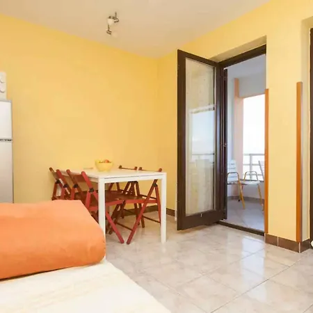 Apartment In 46700